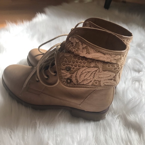 Women’s Lace Boots - Picture 5 of 8